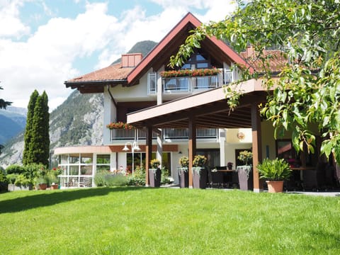 Property building, Day, Summer, Garden