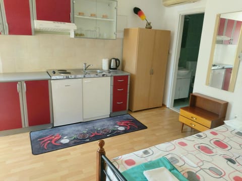 Bed, Kitchen or kitchenette, Dining area, Bedroom, stove