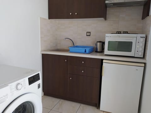 Coffee/tea facilities, Kitchen or kitchenette, stove, washing machine