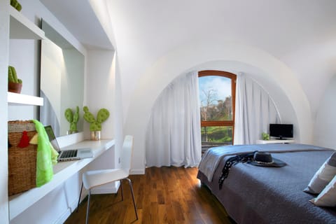 Nearby landmark, Natural landscape, TV and multimedia, Seating area, Bedroom, City view, Landmark view, Mountain view, Sea view