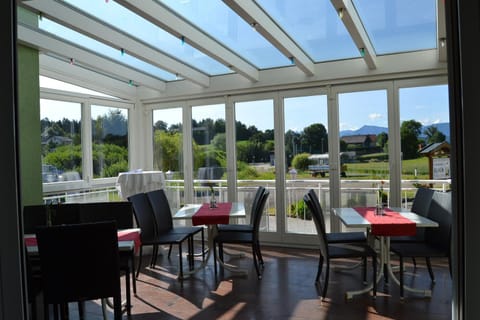 Restaurant/places to eat, Balcony/Terrace