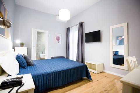 Bed, TV and multimedia, Photo of the whole room, Bedroom