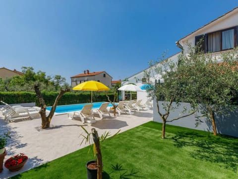 Property building, Day, Garden, Garden view, Pool view, Swimming pool, sunbed