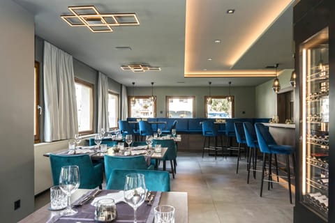 Restaurant/places to eat, Lounge or bar, Breakfast, Buffet breakfast, Lunch, Dinner