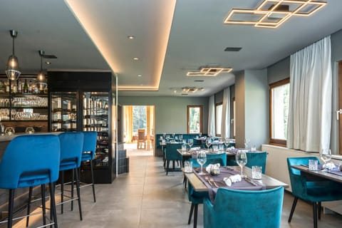 Restaurant/places to eat, Lounge or bar, Breakfast, Lunch, Dinner