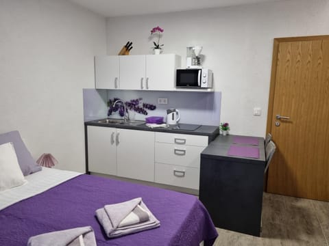 Kitchen or kitchenette, Bedroom, minibar