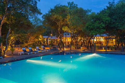 Property building, Restaurant/places to eat, Night, Natural landscape, Garden, Garden view, Pool view, Swimming pool, Breakfast, sunbed