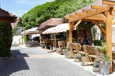Patio, Restaurant/places to eat, Spring, Banquet/Function facilities