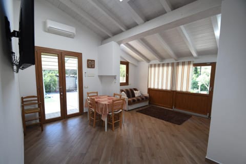 Bed, TV and multimedia, Living room, air conditioner