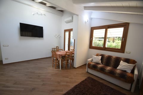 Bed, TV and multimedia, Living room, air conditioner