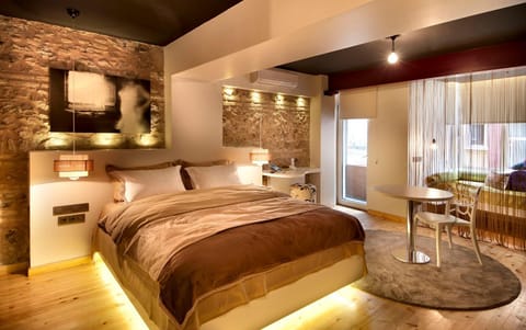 Bed, Living room, Photo of the whole room, Seating area, Bedroom