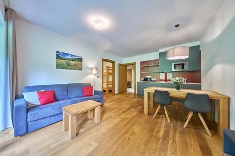 Communal lounge/ TV room, Day, Coffee/tea facilities, Kitchen or kitchenette, Living room, Photo of the whole room, Decorative detail, Seating area, Dining area, Animals, Pets, children, young children, older children, group of guests, Family, heating, internet, pet friendly, stove