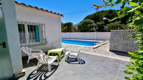 Property building, Patio, Day, Garden view, Pool view, Swimming pool, sunbed