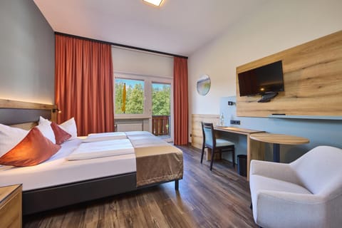 Bed, TV and multimedia, Photo of the whole room, Seating area, Bedroom