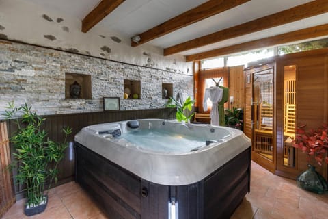 Property building, Hot Tub, Sauna