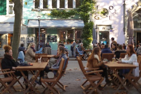 Facade/entrance, Neighbourhood, On site, Internal: Not applicable to any particular room