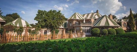 Property building, Day, Garden, Garden view