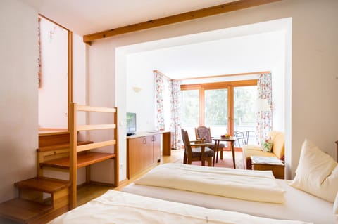 Bed, Living room, Photo of the whole room, Seating area, Dining area, Bedroom