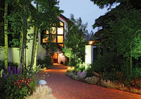 Property building, Facade/entrance, Garden, Lobby or reception, Fitness centre/facilities