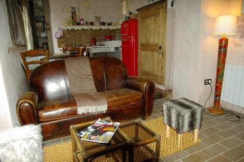 Kitchen or kitchenette, Living room, Seating area, Communal kitchen