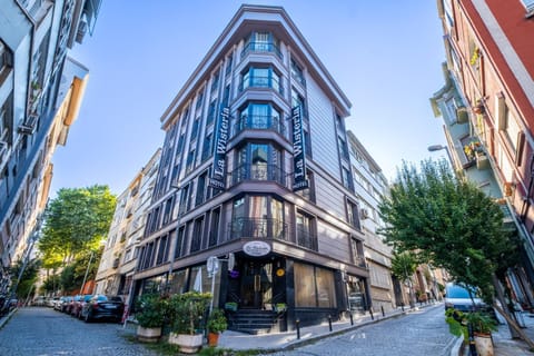 Property building, Day, Neighbourhood, City view, Street view, Location, Parking