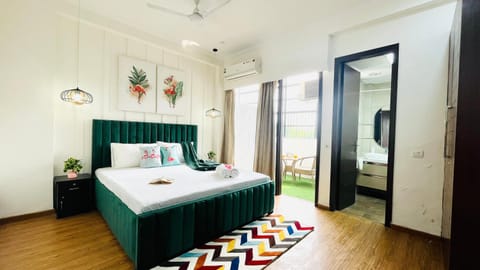 Bed, Photo of the whole room, Bedroom, fireplace, air conditioner