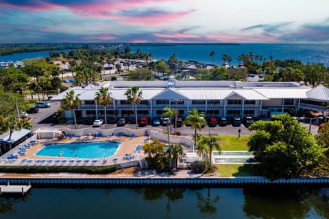 Property building, Pool view, Sea view, Swimming pool, Parking