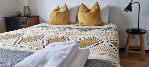 Bed, Bedroom, towels