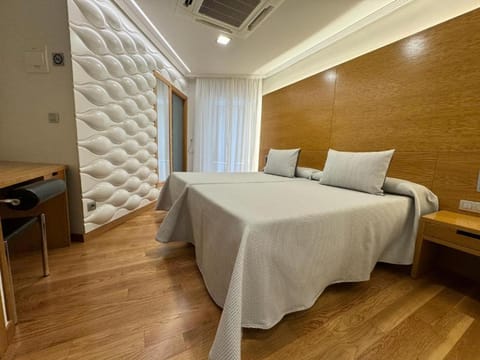 Bed, Photo of the whole room, Seating area, Bedroom