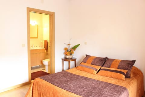 Photo of the whole room, cot