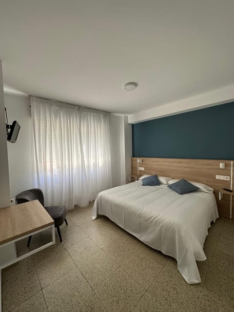 Bed, TV and multimedia, City view