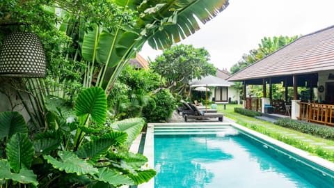 Property building, Day, Garden, Garden view, Pool view, Swimming pool, sunbed