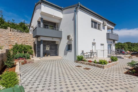 Property building, Patio, Facade/entrance, Garden