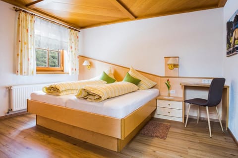 Photo of the whole room, Bedroom, Family