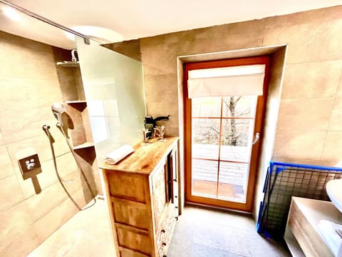 Bathroom, Balcony/Terrace