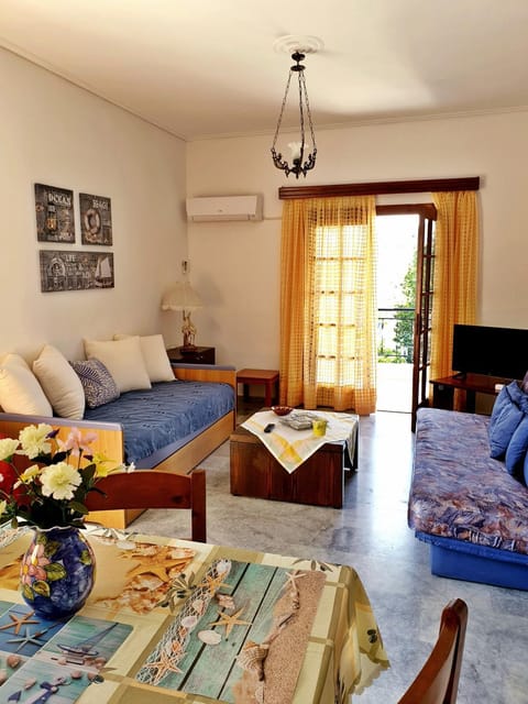 TV and multimedia, Living room, Seating area, Family