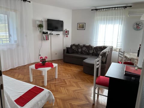 TV and multimedia, Living room, Evening entertainment