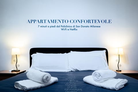 Bedroom, Text overlay, towels