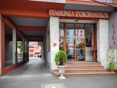 Property building, Facade/entrance, Lobby or reception, Location, Inner courtyard view, Parking
