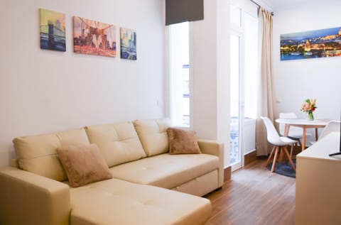 Communal lounge/ TV room, TV and multimedia, Living room, Lounge or bar, Dining area