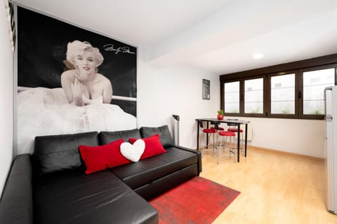 TV and multimedia, Living room, Seating area, Dining area