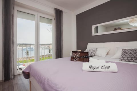 Bed, View (from property/room), Decorative detail, City view, Sea view