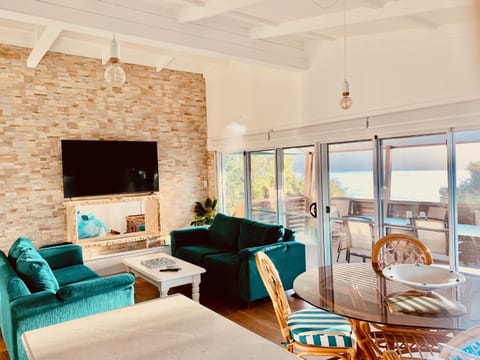 Communal lounge/ TV room, TV and multimedia, Living room, Seating area, Dining area, Evening entertainment