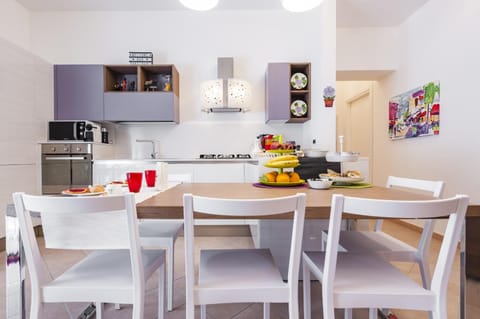 Restaurant/places to eat, Communal lounge/ TV room, Coffee/tea facilities, Kitchen or kitchenette, Lobby or reception, Lounge or bar, Food and drinks, Seating area, Area and facilities, Buffet breakfast, minibar