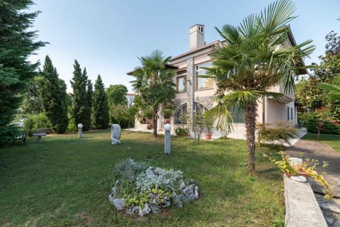 Property building, Facade/entrance, Balcony/Terrace, On site