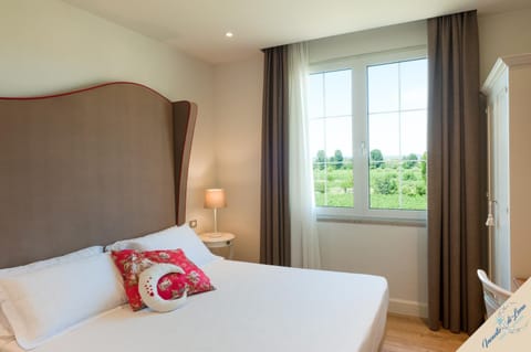 Bed, View (from property/room), Photo of the whole room, Decorative detail, Bedroom