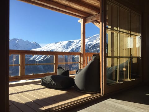 Patio, Day, Winter, Balcony/Terrace, On site, Mountain view, Mountain view