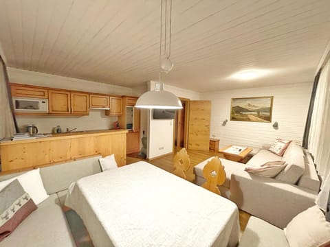 Property building, Communal lounge/ TV room, Kitchen or kitchenette, Living room, Dining area, Bedroom, Food, Food, kitchen, kitchen