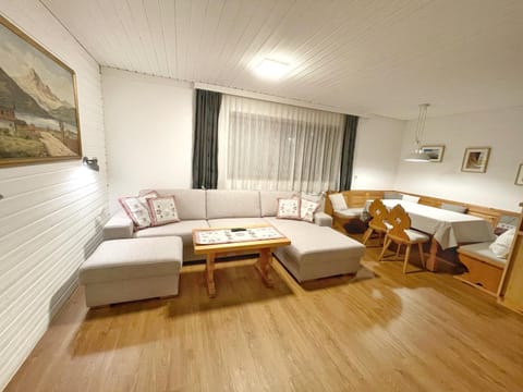 Property building, Communal lounge/ TV room, Living room, Dining area, Bedroom, Food, Food