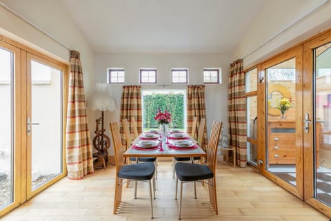 Photo of the whole room, Garden view